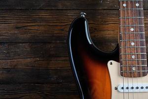 primer plano de guitarra eléctrica sobre fondo de madera antiguo vintage foto