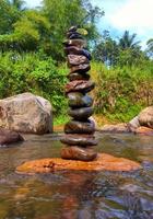 arreglé esta piedra en el río, el pueblo de mi abuela, bogor, indonesia foto