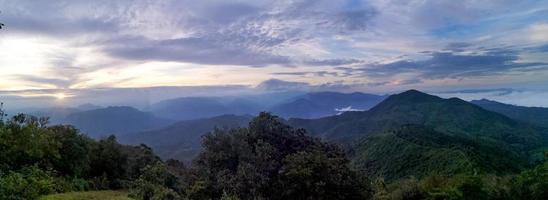 vista panorámica de la montaña por la mañana. foto