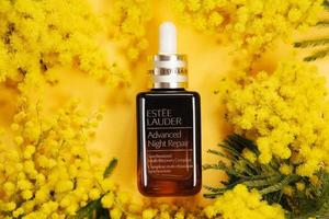 estrasburgo, francia - enero de 2022 - estee lauder advanced night repair face serum foto