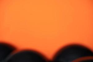 simples globos negros borrosos sobre fondo naranja foto