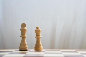 rey blanco y reina en el tablero de ajedrez foto