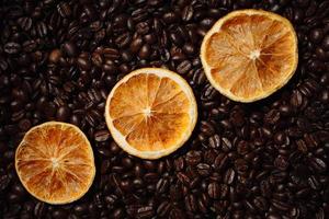 rodajas de naranja en granos de café foto