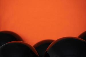 simples globos negros sobre fondo naranja foto