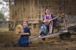 mujer tailandesa en el campo de arroz y la cabaña foto