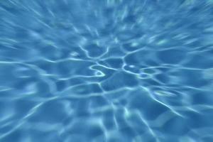 fondos de efecto de movimiento de zoom de agua de piscina azul borroso para elemento de diseño. foto