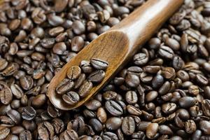vista superior de granos de café con cuchara de madera