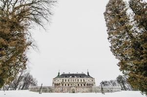 hermoso castillo medieval de pidhirtsi. pueblo de pidhirtsi, óblast de lviv, ucrania, 20 de febrero de 2019 foto