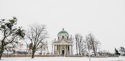 iglesia católica romana de san josé. antiguos edificios historicos detalle piedra esculturas en madera magnificos ornamentos. pueblo de pidhirtsi, óblast de lviv, ucrania, 20 de febrero de 2019 foto