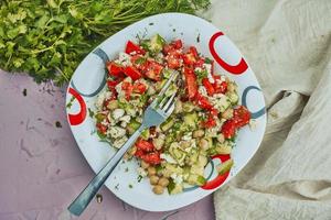 almuerzo saludable de ensalada griega en un plato con tenedor