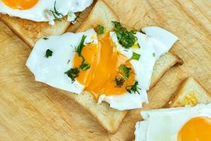 desayuno saludable. un huevo estrellado con hierbas frescas en una tostada