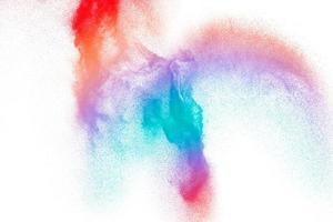 Fondo texturizado de partículas de polvo de colores abstractos. Explosión de partículas multicolores sobre fondo blanco. foto