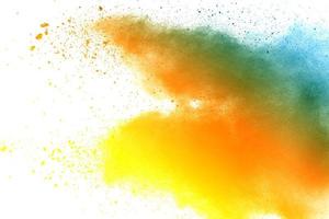 explosión de polvo multicolor abstracto sobre fondo blanco. congelar el movimiento de salpicaduras de partículas de polvo. holi pintado en festival. foto