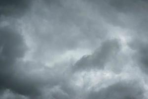 cielo oscuro con tormenta mientras llueve. dramáticas nubes negras antes de la lluvia. foto