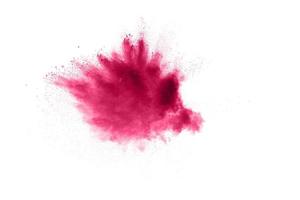 explosión de polvo rojo rosa aislado sobre fondo blanco. foto