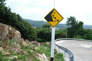 Señal de carretera de caída de piedra de advertencia en carretera de montaña.