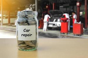 ahorro de dinero para la reparación de automóviles en la botella de vidrio foto