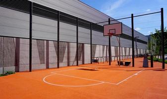 cancha de baloncesto deporte público al aire libre en verano día soleado, austria, europa foto