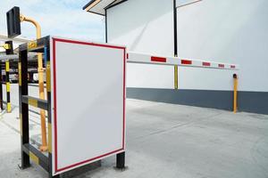 Placa acrílica blanca y puerta de barrera automática, sistema de seguridad para construcción y barrera de vehículos de entrada de automóviles foto