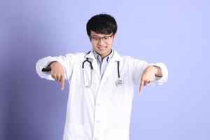 joven medico asiatico foto