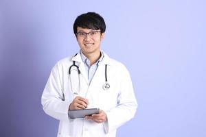 joven medico asiatico foto