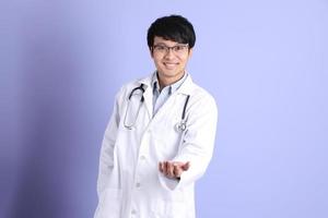 joven medico asiatico foto