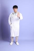joven medico asiatico foto