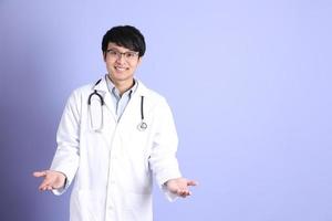 joven medico asiatico foto