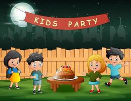 los niños en una fiesta de cumpleaños en el patio trasero por la noche