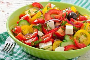 ensalada griega con queso feta, tomates cherry y aceitunas negras foto