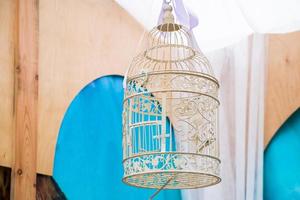 jaula de pájaro blanca vacía vintage. decoración elegante para el hogar. foto