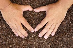 el suelo fértil se usa para cultivar plantas en manos humanas.