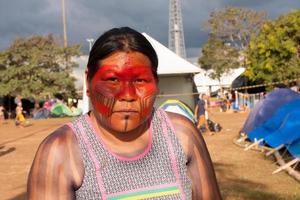 brasilia, df, brasil-12 de abril de 2022 indígenas nativos de todo brasil, descienden sobre brasilia, para el campamento anual de tierra libre o acampamento terra livre. foto