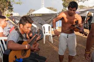 brasilia, df, brasil-12 de abril de 2022 indígenas nativos de todo brasil, descienden sobre brasilia, para el campamento anual de tierra libre o acampamento terra livre. foto