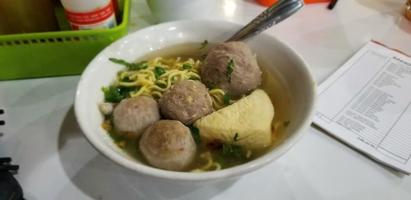 albóndigas con sopa en una mesa de restaurante sencilla foto