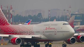 Boeing 747 Rossiya taxiing video