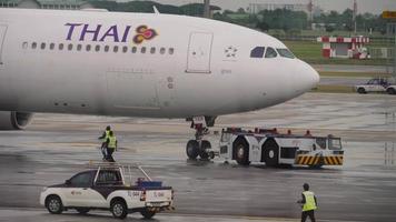 avion thai airways au terminal video