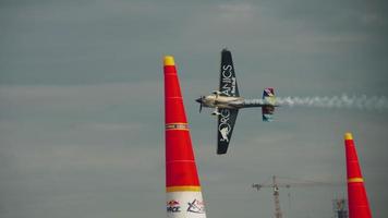 avión de carreras en el escenario video