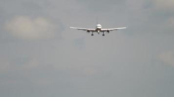 avión descendiendo, neblina video