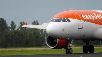 Airbus Easyjet braking after landing video