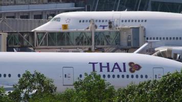 trafic de l'aéroport de phuket video