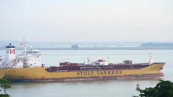 pétrolier se dirigeant vers le port de fret