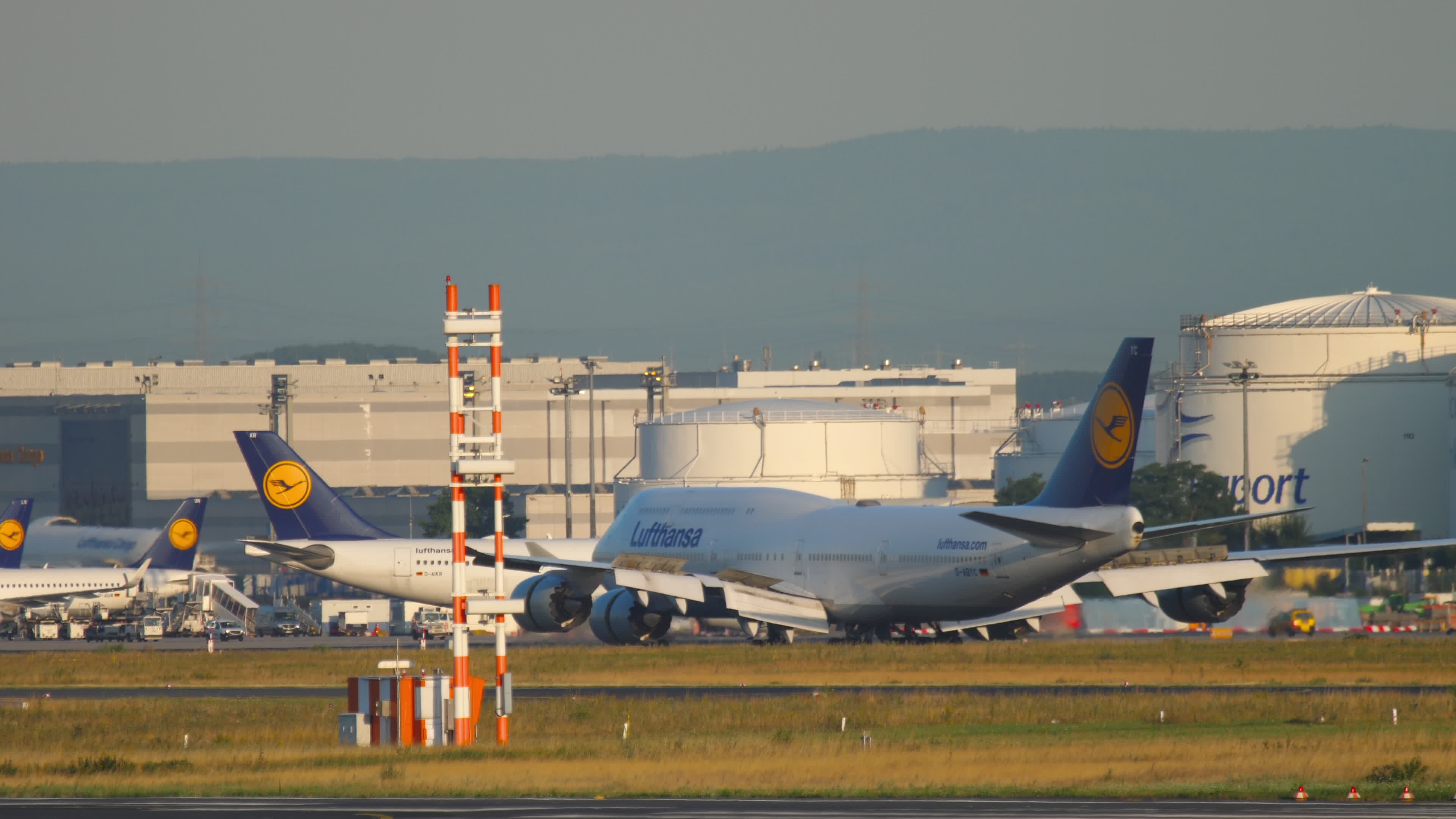 Airplane landing in Frankfurt 7170631 Stock Video at Vecteezy