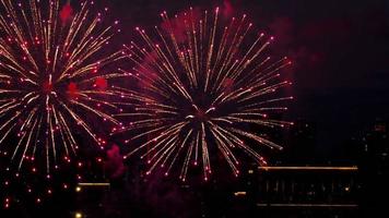 kleurrijk vuurwerk op stadsdagfestival