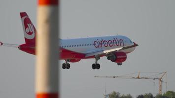 avión acercándose y aterrizando video