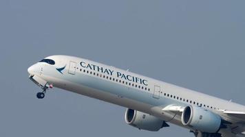 avião cathay pacífico voa video