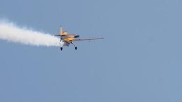 geel sportvliegtuig in de blauwe lucht video