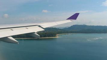 paesaggio di vista aerea dall'aeroplano discendente video