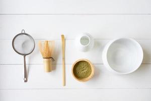 equipo para hacer té verde matcha foto