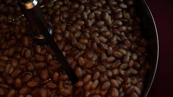 frische Kaffeebohnen auf einem Rösterofen. zum Trocknen oder Rösten von Kaffeebohnen. bevor sie zu Pulver gemahlen werden, um frischen Kaffee zuzubereiten. 3D-Rendering video
